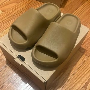 Authentic Yeezy slide ochre size US 4